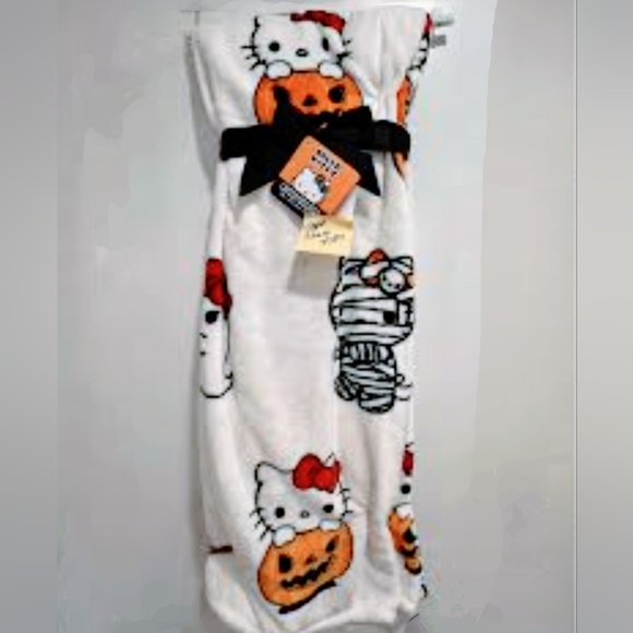 Other - Hello Kitty TikTok Viral blanket 60x70 LAST ONE 👻